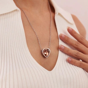 Collana a cuore in argento lucido con piccolo pendente in oro rosa su catena