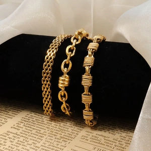 Set di tre bracciali dorati in acciaio inossidabile con vari design geometrici a catena