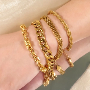 Set di 4 bracciali a strati dorati con catene a maglia cubana e a corda intrecciata