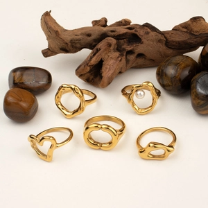 5-piece gold plated stainless steel ring set with pearl and geometric irregular shapes