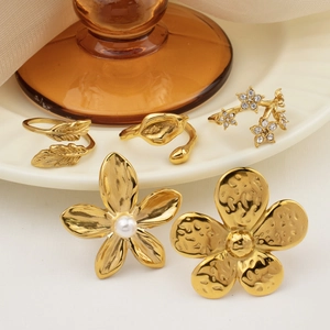 5-piece gold pleated metal ring set with floral motifs, pearls, and feather accents