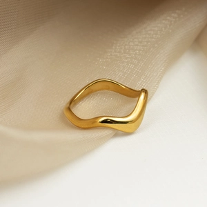 Minimalist gold wave ring in polished 316 stainless steel with a fluid irregular design