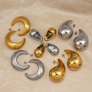 Poliierte C-förmige und tropfenförmige Ohrstecker aus 18K Gold und Silber im Minimal-Stil