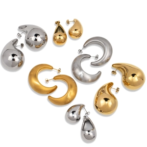 Detailansicht von Tropfen- und Halbmondohrringen in Gold, Silber und mattem Finish