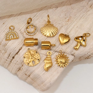 Collana con pendente a capsula cilindrica in acciaio inossidabile placcato oro 18K
