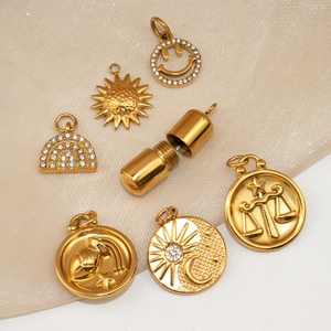 Collane vintage placcate oro 18 carati con capsula cilindrica e ciondoli celestiali