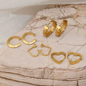 Boucles d'oreilles dorées en acier inoxydable en forme de U et de cœur sur pierre