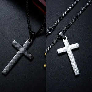 Detailansicht der Kreuzanhänger mit kariertem Muster in Schwarz und Silber aus Edelstahl