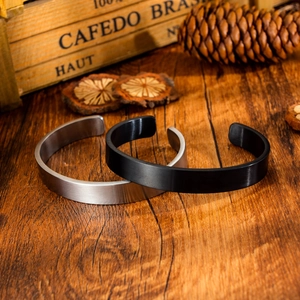 Brazaletes minimalistas de acero inoxidable en plata y negro con acabado de metal cepillado