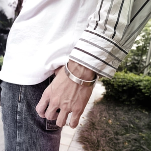 Brazalete abierto minimalista de acero inoxidable mate para hombre estilo hip-hop