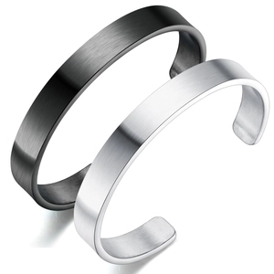 Brazaletes minimalistas de acero inoxidable cepillado en plata y color negro