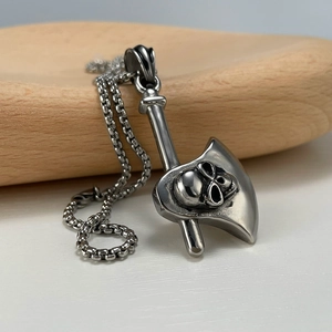 Detailopname van de punk schedel bijlhanger met gepolijste finish en box-ketting