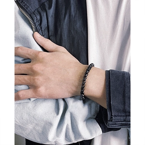 Nahaufnahme der schwarzen Box-Kette aus Edelstahl für Herren im Streetwear-Stil