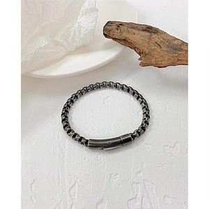 Makroaufnahme von Vintage Edelstahl Venezianer Armband mit Zylinderverschluss