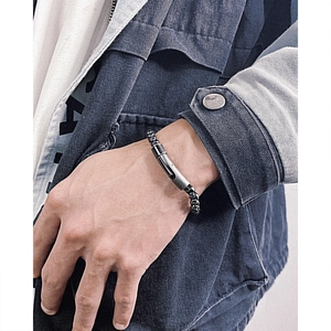 Detail eines dunklen Metallperlenarmbandes für Herren mit mattem rechteckigem Rohrelement