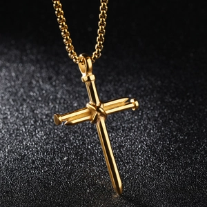 Colgante de cruz de clavo dorado estilo punk de acero inoxidable sobre fondo negro