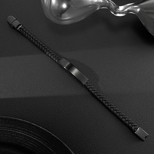 Primer plano de pulsera de cuero trenzado para hombre con placa de metal negro mate grabable