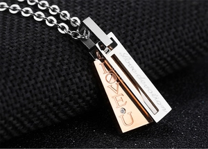 Makrofoto von Pärchen-Halsketten in Silber und Roségold mit Love devotion und LOVE U Gravur