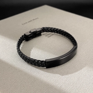Pulsera de moda de cuero trenzado negro para hombre con cierre y barra de metal negro mate
