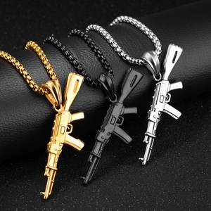 Herren-Halsketten mit Gewehr-Anhänger in den Farben Gold, Schwarz und Silber aus Edelstahl