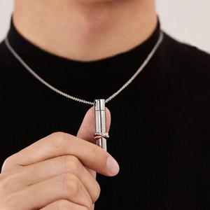 Λεπτομέρεια μενταγιόν κύλινδρος με χάραξη Forever και αλληλοπλεκόμενους δακτυλίους
