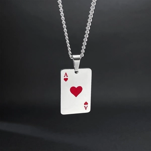 Poliertes Edelstahl-Halskette mit Herz-As-Spielkartenanhänger an einer silbernen Kordelkette
