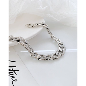 Detail eines silbernen Edelstahl-Gliederarmbands mit gerillter industrieller Texturierung