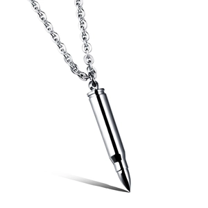Pendentif balle en acier inoxydable poli avec une chaîne à maillons denses sur fond blanc