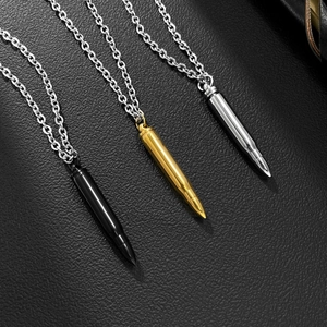 Colliers pendentifs balles en noir, or et argent sur texture cuir noir pour hommes
