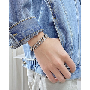 Massives silbernes Gliederkettenarmband aus Edelstahl für Herren und Damen auf Denim