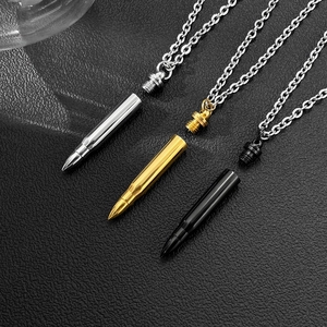 Vue détaillée de pendentifs balles tricolores avec ouverture filetée pour urne funéraire