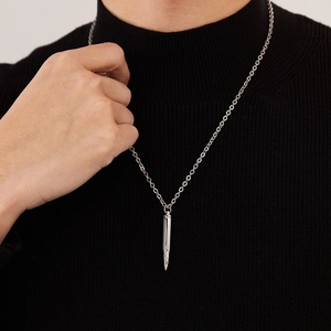 Pendentif balle argentée de style industriel en acier inoxydable pour homme sur un mannequin