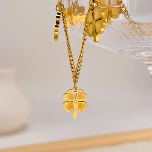Doppelreihiges Edelstahl-Fußkettchen in Gold mit gravierten Kleeblatt-Anhängern