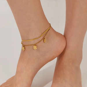 Zweilagiges goldenes Fußkettchen mit flacher Schlangenkette und Kleeblatt-Anhängern