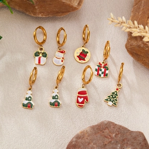 Vue détaillée de huit boucles d'oreilles de Noël aux motifs variés en émail et métal doré