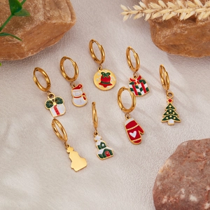Détail d'un lot de 8 boucles d'oreilles de Noël avec pendentifs en émail coloré