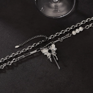 Detail der Schmetterlingskette mit Perlen, schwarzem Edelstein und S925-Silber-Tag