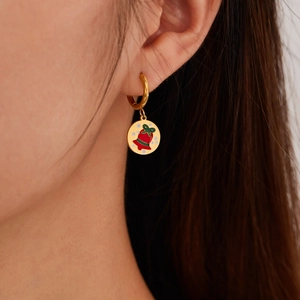 Boucles d'oreilles créoles de Noël en acier inoxydable doré avec grelot sur mannequin