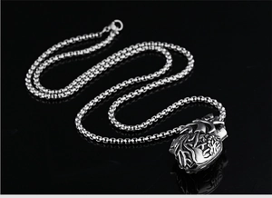 Vista macro dettagliata del ciondolo a cuore anatomico su una collana a catena d'acciaio