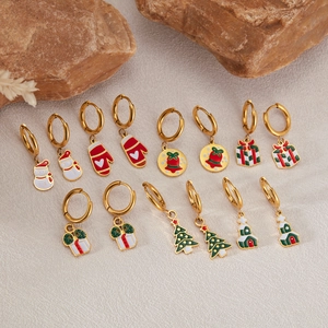 Lot de 7 paires de boucles d'oreilles de Noël dorées avec breloques en émail coloré