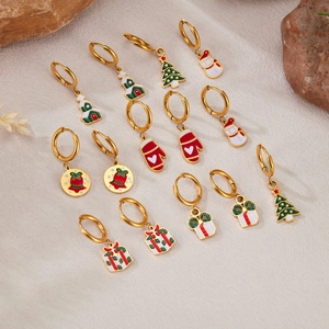 Détail d'un ensemble de boucles d'oreilles de Noël avec sapin bonhomme de neige et cloches
