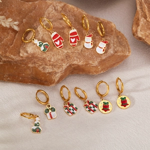 Vue détaillée de 11 paires de boucles d'oreilles de Noël aux breloques festives