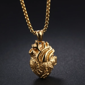 Collana con ciondolo a cuore anatomico dorato con texture realistica e catena a scatola su sfondo