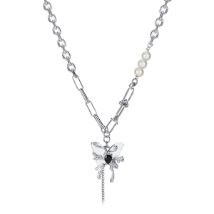 Silberne Schmetterlingshalskette mit Perlen, Herz-Edelstein und asymmetrischer Kette auf weiß