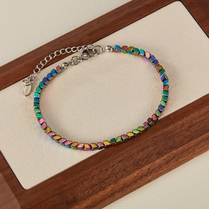 Detail van kleurrijke metalen vierkante kralenarmband met verstelbare sluiting