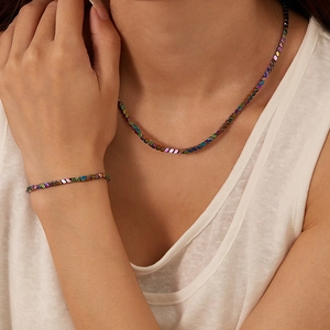 Irriserende kubusvormige kralen sieradenset met ketting en armband op een model