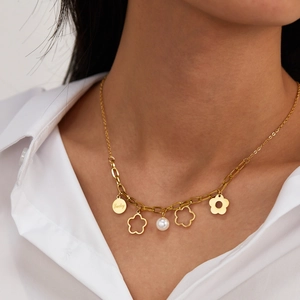 Collana dorata in acciaio inossidabile con pendente Lucky, fiori e perla su camicia