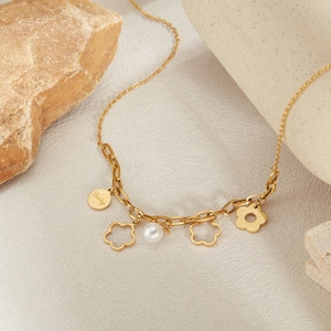 Collana in acciaio inossidabile dorato con fiori cavi, perla bianca e ciondoli Lucky