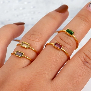 Chique gouden titanium stalen ringen met veelkleurige rechthoekige zirkoonstenen