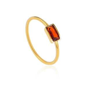 Detail van een gouden ring met een rechthoekige oranje zirkoon in een kastzetting